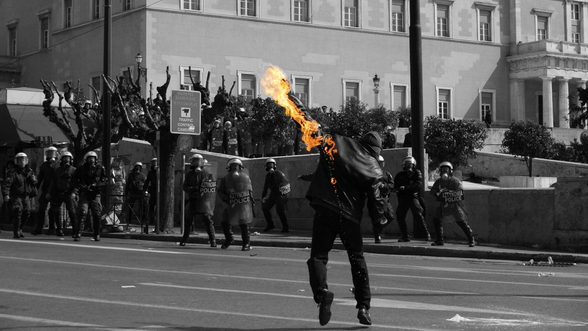 Άρχισαν τα όργανα! Αντίφα ξυλοκόπησαν άνδρα στην Πάτρα γιατί δεν τους άρεσε το τατουάζ Ήλιου της Βεργίνας – Μανιφέστο Ρωμανού για την αποφυλάκιση Κορκονέα